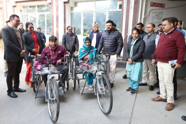 डीएम के हस्तक्षेप के बाद मिली दिव्यांग दंपत्ति को राहत, प्रधानमंत्री आवास दिलाने के दिये निर्देश